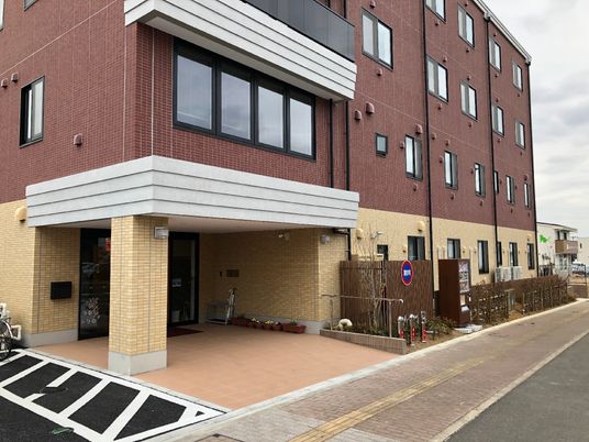 多階建ての建物エントランス