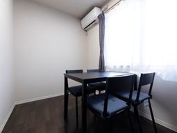 シンプルな居室と窓