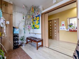 明るいエントランス空間