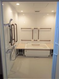 清潔な洗面台と浴室