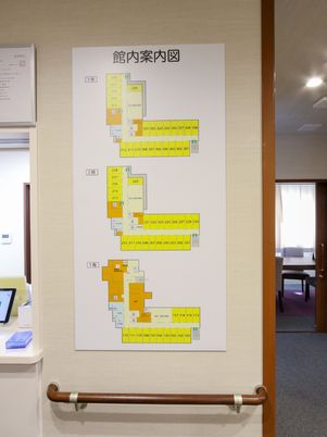 配置図が掲示された廊下