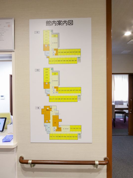 配置図が掲示された廊下