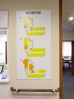 配置図が掲示された廊下