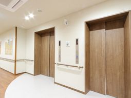 清潔な廊下のエレベーター