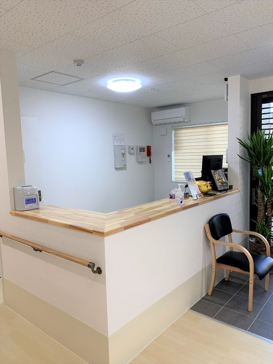 受付カウンターの明るい室内