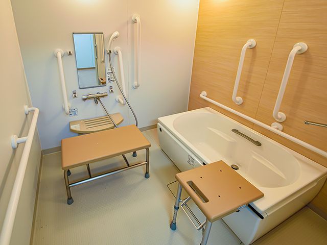 手すり付き清潔な浴室 浴室 安全に配慮された設計の浴室です。座面のあるシャワーチェアも完備し、利用者の快適な入浴をサポートしています。