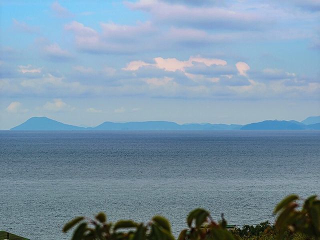 海と空の景色 周辺環境 心癒される海を望む中庭です。休憩時間にはこの景色を眺めながら、リラックスした時を過ごすことができます。