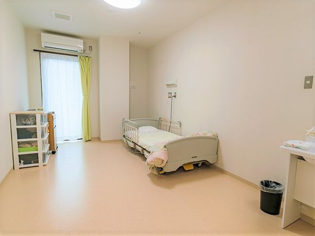 快適な居室の一角 居室 広々とした居室には、必要な備品が整い、窓越しの自然光が心地よい空間を演出しています。
