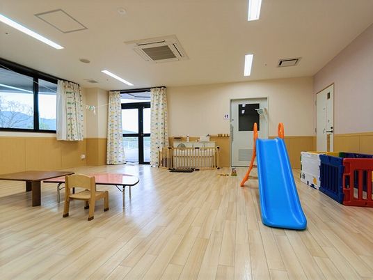 子供用遊具のある室内