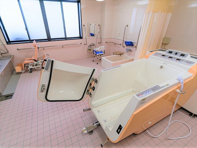 介護用の設備が整った浴室 機械浴 広々として使いやすい設計の浴室です。機能的で安全な入浴を支援する様々な器具が整っております。