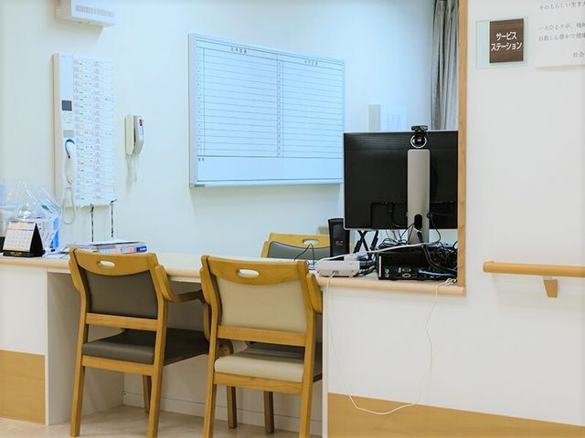 ナースステーションのイメージ サービスステーション スタッフが使うデスクや備品が整ったナースステーションです。患者様の情報管理や連携がスムーズに行える工夫が見られます。
