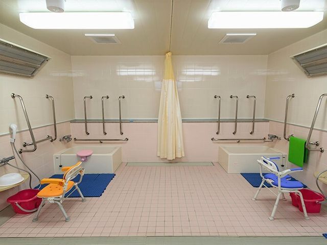 ゆったりしたバリアフリー浴室 浴室 安全に配慮された広々とした浴室です。手すりやシャワーチェアも完備し、どなたでも安心してご利用いただけます。