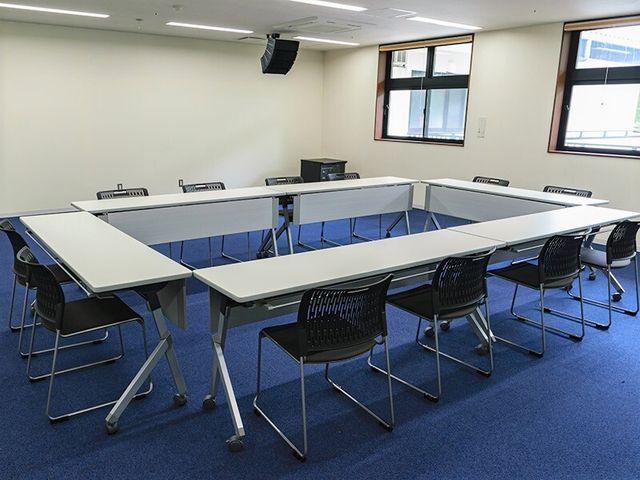 会議室の大きなテーブルと椅子