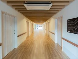 清潔感ある明るい廊下