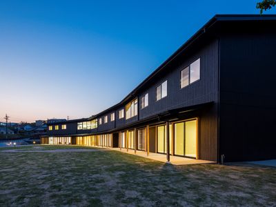 夕暮れ時の建物外観