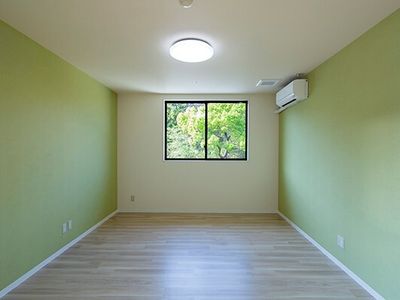 緑の壁の明るい部屋