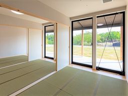 緑を望む明るい和室