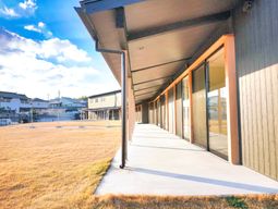 晴天の下の施設外観