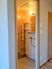 暖色の明かりと木調の壁が印象的なサーモスタット付きのシャワールーム