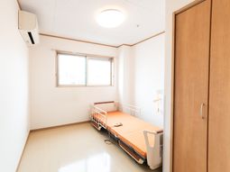 明るい個室の居室