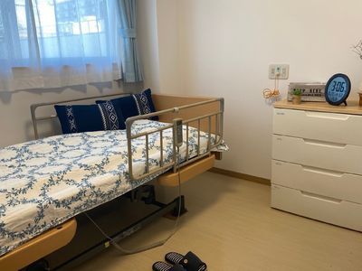 居室内の整ったベッド