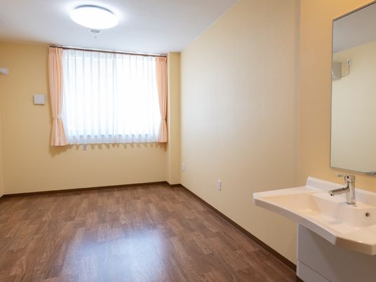 洗面台付きの明るい居室