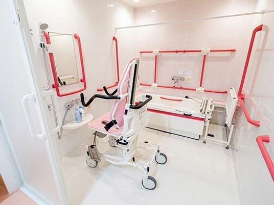 バリアフリーの清潔な浴室