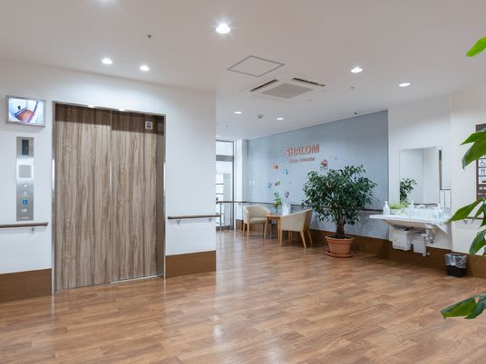 広々とした明るいロビー