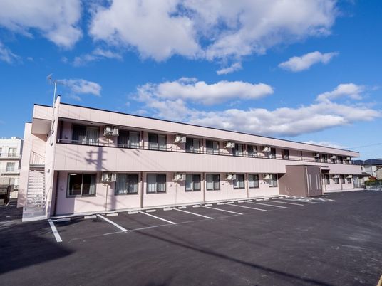 広々とした駐車場の建物