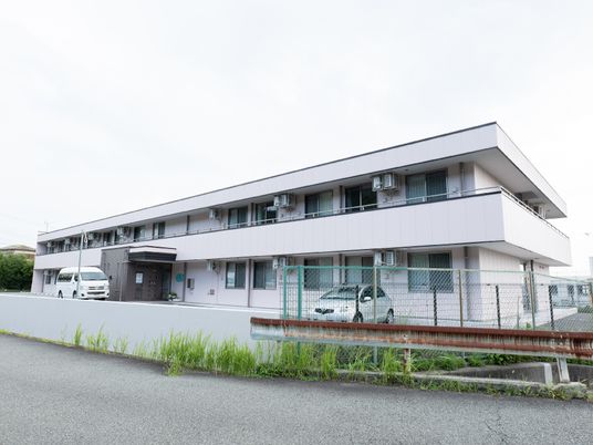 施設外観と駐車場