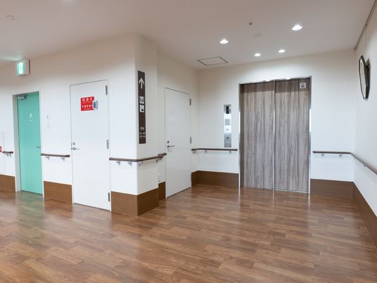 廊下とエレベーターの風景