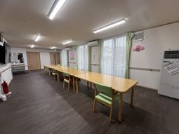 自然光の差し込むダイニングルーム