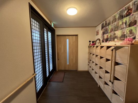写真の飾られた廊下