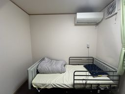 清潔な部屋のベッド