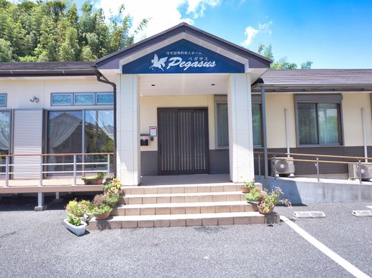 明るい外観の施設エントランス