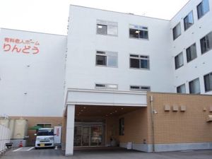 清潔感のある建物エントランス