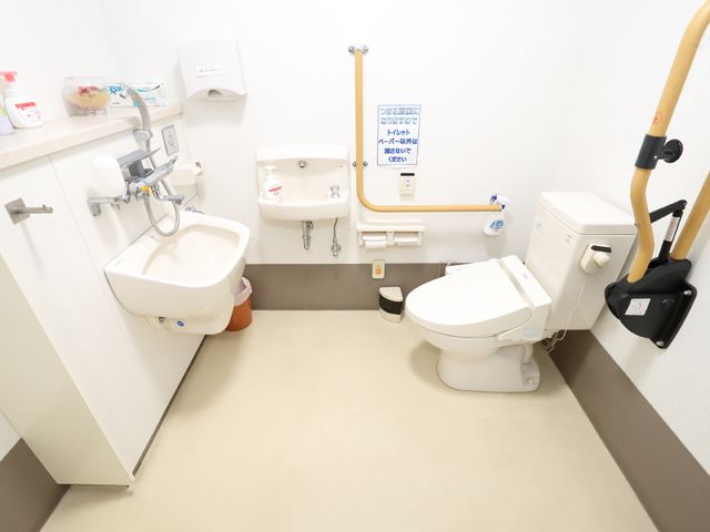 バリアフリー設計のトイレ トイレ 手すりや広々としたスペースを配慮した清潔なトイレです。全ての方が安心してご利用いただけるよう配慮されています。