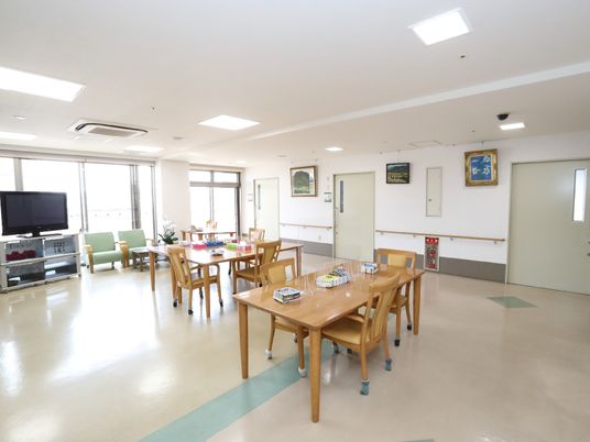 共有スペースの明るい居室