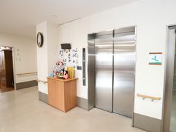 エレベーター前の明るい廊下