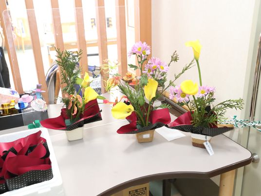 花飾りのある室内空間