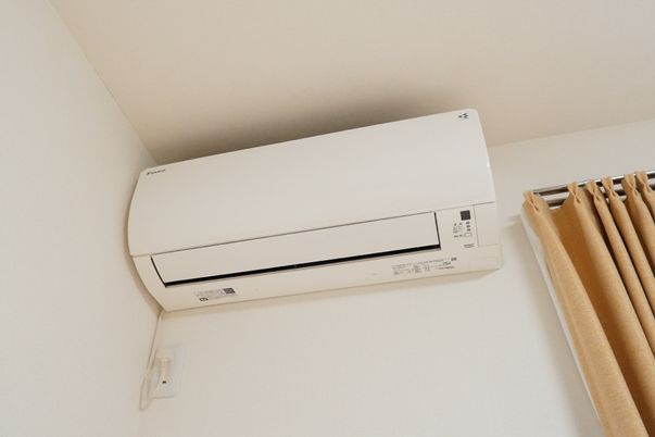 壁掛けエアコンとカーテン