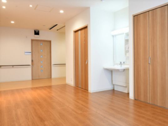 広々とした洗練された廊下