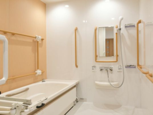バリアフリー設計の浴室