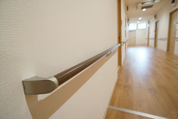 廊下に設置された手すり