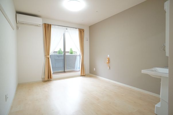 居室の窓と洗面台