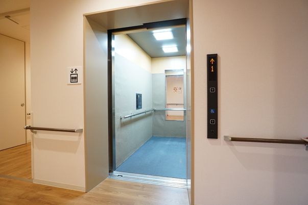 広々とした明るいエレベーター
