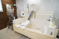 介護用浴槽とリフト