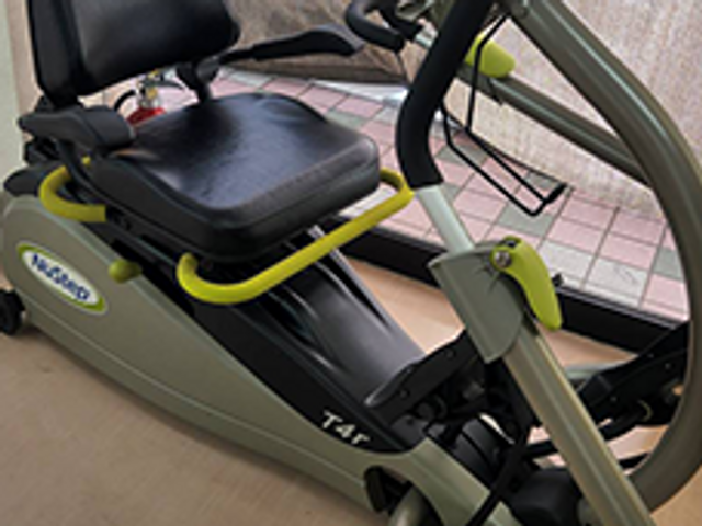 機器のある部屋 機能訓練室 使いやすいトレーニング機器が設置され、身体を優しく鍛えられる環境が整っています。