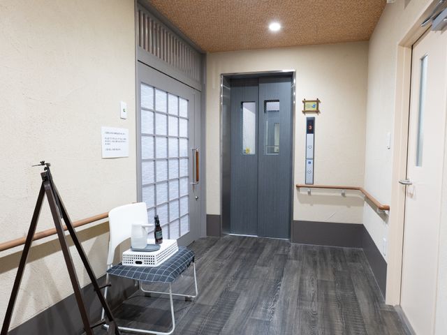 温かみのある廊下空間 エレベーター 手すり付きで広々とした通路が確保され、快適にお過ごしいただける環境が整っています。安全面も配慮された設計です。