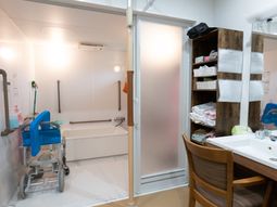 清潔な浴室と洗面台